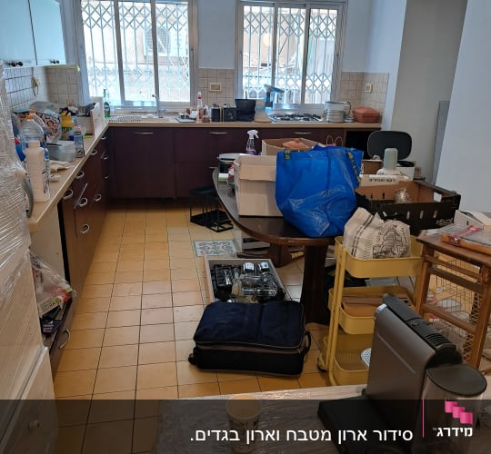 מטבח עם כלים וציוד לארגון הבית